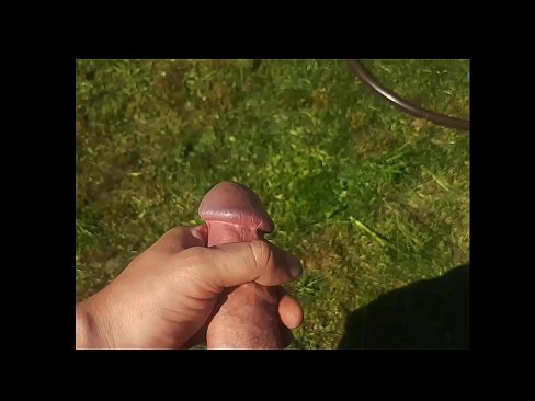 ❤️ Una guapa calenta es folla el seu cony rosa i es corre amb un esquitxat en un jardí d'estiu ❌ Putes a nosaltres ca.123sex.ru ❤